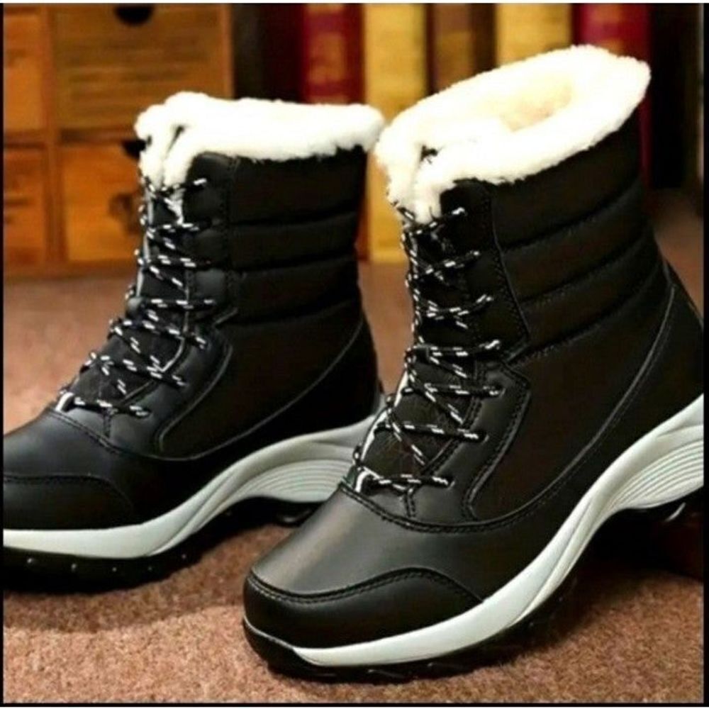 Black Ladies hiking snow boots sz 6.5